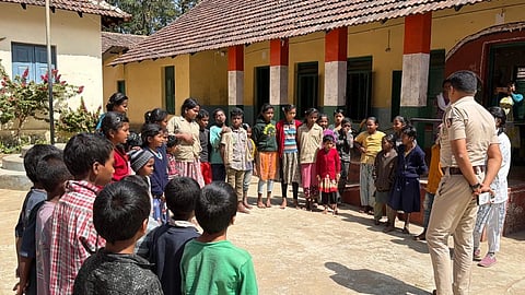 ವಿದ್ಯಾರ್ಥಿಗಳು ಅಸ್ವಸ್ಥರಾದ ವಿಷಯ ತಿಳಿದು ಸಿದ್ದಾಪುರ ಪೊಲೀಸ್ ಠಾಣಾಧಿಕಾರಿ ಮಂಜುನಾಥ್ ಭಾನುವಾರ ಹಾಸ್ಟೆಲ್‌ಗೆ ಭೇಟಿ ನೀಡಿ ಪರಿಶೀಲಿಸಿದರು.