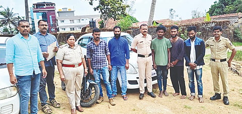 ಕಾಳುಮೆಣಸು ಕಳ್ಳತನ ಪ್ರಕರಣದ ಬಂಧಿತ ಮೂವರು ಆರೋಪಿಗಳೊಂದಿಗೆ  ವಿರಾಜಪೇಟೆ ಗ್ರಾಮಾಂತರ ಪೊಲೀಸರು. ಠಾಣಾಧಿಕಾರಿ ಎನ್.ಜೆ.ಲತಾ,  ವಾಣಿಶ್ರೀ, ನವೀನ್, ಮಜೀದ್, ಅನೀಫ್, ಬಸವರಾಜು, ಶಿವರಾಜು ಇದ್ದರು 