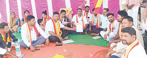 ಗುರುಗುಂಟಾದ ರಾಷ್ಟ್ರೀಯ ಹೆದ್ದಾರಿ 150(ಎ) ಬಳಿ ಕನ್ನಡ ಸೇನೆ ಕರ್ನಾಟಕ ಮುಖಂಡರು ಧರಣಿ ನಡೆಸಿದರು. 