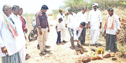 ಕಕ್ಕೇರಾ ಪುರಸಭೆ ವ್ಯಾಪ್ತಿಯ ವಾರ್ಡ್​ 18ರ ಬನದೊಡ್ಡಿಯಲ್ಲಿ 12ಲಕ್ಷ ರೂ.ವೆಚ್ಚದ ಸಾರ್ವಜನಿಕ ಹೈಟೆಕ್​ ಶೌಚಗೃಹಕ್ಕೆ ಸದಸ್ಯ ವೆಂಕಟೇಶನಾಯಕ ಜಹಾಗೀರದಾರ(ನವೀನ ಧಣಿ) ಸೋಮವಾರ ಗುದ್ದಲಿ ಪೂಜೆ ನೆರವೇರಿಸಿದರು. ಪರಮಣ್ಣ ಕಮತಗಿ, ಹಣಮಂತ ಸುಂಕಾಪುರ, ಪರಮಣ್ಣ ಕುಂಬಾರ, ಮಾನಪ್ಪ ಗೋನಾಲ್​, ರೇಣುಕಾ ಜಾಲಹಳ್ಳಿ ಇತರರಿದ್ದರು.