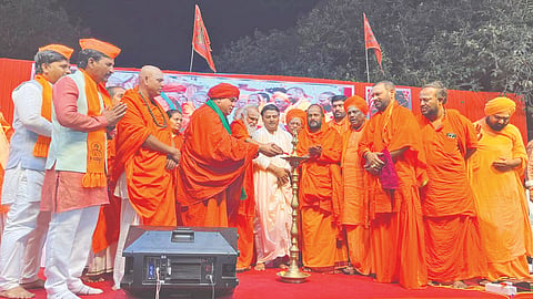 ಆಳಂದನಲ್ಲಿ ಹಮ್ಮಿಕೊಂಡಿದ್ದ ಬಸವಸಂಗಮ ಬಹಿರಂಗ ಸಭೆಯಲ್ಲಿ ಶ್ರೀ ಬಸವಜಯ ಮೃತ್ಯುಂಜಯ ಸ್ವಾಮೀಜಿ, ಶ್ರೀ ವೀರಭದ್ರ ಶಿವಾಚಾರ್ಯ, ಶ್ರೀ ಮರಳುಸಿದ್ಧ ಸ್ವಾಮೀಜಿ, ಶ್ರೀ ಸಿದ್ಧೇಶ್ವರ ಸ್ವಾಮೀಜಿ, ಆನಂದರಾವ ಪಾಟೀಲ್​, ಸೋಮಶೇಖರ ಮೂಲಗೆ ಇತರರಿದ್ದರು. 