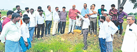 ಅಫಜಲಪುರದ ಹೇರೂರ (ಬಿ) ಗ್ರಾಮದಲ್ಲಿ ವಿದ್ಯುತ್​ ಸ್ಟೇಷನ್​ ಸ್ಥಾಪಿಸಲು ಗುರುತಿಸಲಾದ ಸ್ಥಳವನ್ನು ಕೆಕೆಆರ್​ಟಿಸಿ ಅಧ್ಯಕ್ಷ ಅರುಣಕುಮಾರ ಪಾಟೀಲ್​ ಪರಿಶೀಲಿಸಿದರು. ರಾಜೇಶ ಹಿಪ್ಪರಗಿ, ಮುರುಘೇಶ ಮಠಪತಿ, ಶಾಂತಪ್ಪ ಪೂಜಾರಿ ಇತರರಿದ್ದರು.