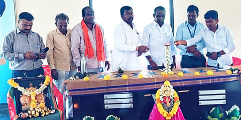 ಕಕ್ಕೇರಾದಲ್ಲಿ ಸೋಮವಾರ ಹಮ್ಮಿಕೊಂಡ ಧರ್ಮಸ್ಥಳ ಯೋಜನೆಯ ವಲಯ ಒಕ್ಕೂಟ ಪಧಾಽಕಾರಿಗಳ ತರಬೇತಿ ಕಾರ್ಯಾಗಾರವನ್ನು ಪುರಸಭೆ ಅಧ್ಯಕ್ಷ ಪರಮಣ್ಣ ಕಮತಗಿ ಉದ್ಘಾಟಿಸಿದರು. ಜೆಟ್ಟೆಪ್ಪ ದಳಾರ, ನಾಗೇಶ, ನಿಂಗರಾಜ್, ಸುರಿಯಾಬೇಗಂ, ಗೋವಿಂದ ರಾಠೋಡ್ ಇತರರಿದ್ದರು.
