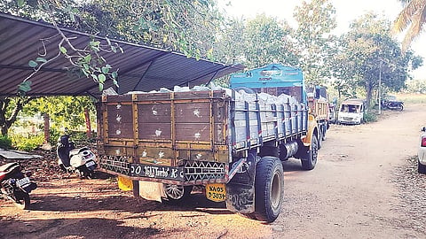 ಪೊಲೀಸರು ವಶಕ್ಕೆ ಪಡೆದಿರುವ ಕಲ್ಲು ತುಂಬಿದ ಲಾರಿ ಚಿತ್ರ