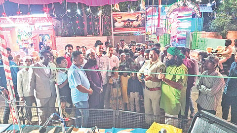 ಶಹಾಬಾದ್​ ಜೋಗಿ ಬಡಾವಣೆಯಲ್ಲಿ ಮೊಹರಂ ನಿಮಿತ್ತ ಆಯೋಜಿಸಿದ್ದ ಖವ್ವಾಲಿ ಕಾರ್ಯಕ್ರಮವನ್ನು ಪಿಎಸ್​ಐ ಚಂದ್ರಕಾಂತ ಮೆಕಾಲೆ ಉದ್ಘಾಟಿಸಿದರು. ಕಾಶೀನಾಥ ಜೋಗಿ, ಮಲ್ಲಿಕಾರ್ಜುನ ಭಂಕೂರ, ಮಲ್ಲಪ್ಪ ಶಿರೂರ, ಶಾರೂಖ್​ ಸಾಹೇಬ ಇತರರಿದ್ದರು.