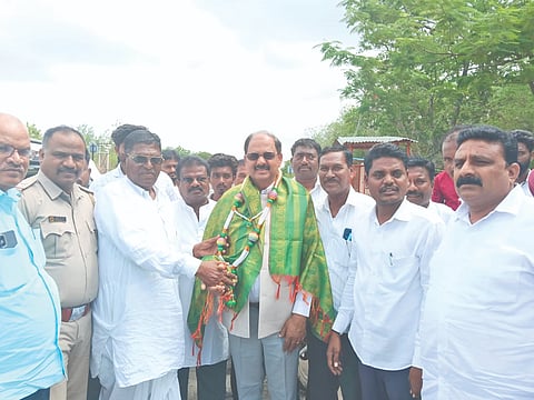 ವಾಡಿ ಕ್ರಾಸ್​ ಬಳಿ ಭೋವಿ ವಡ್ಡರ ಅಭಿವೃದ್ಧಿ ನಿಗಮದ ಅಧ್ಯಕ್ಷ ರಾಮಪ್ಪ ಎಂ. ಅವರನ್ನು ಸಮಾಜದಿಂದ ಸತ್ಕರಿಸಲಾಯಿತು. ಬಾಬು ಪವಾರ್​, ಕನಕಪ್ಪ ದಂಡಗುಲಕರ್​, ಶ್ರೀನಿವಾಸ ನೇದಲಗಿ, ಭಾನು ಪವಾರ್​, ರಾಮಸ್ವಾಮಿ ದೇವಕರ್​, ಬಸವರಾಜ ದಂಡಗುಲಕರ್​ ಇತರರಿದ್ದರು.