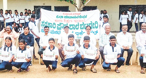 ಬೆಟಗೇರಿಯಲ್ಲಿ ಗಿಡಗಳನ್ನು ನೆಟ್ಟು ಪೋಷಿಸುತ್ತಿರುವ ವಿದ್ಯಾರ್ಥಿಗಳಿಗೆ ಅಭಿನಂದನಾ ಪತ್ರ ವಿತರಿಸಲಾಯಿತು. ಮುಖ್ಯಶಿಕ್ಷಕ ಪರಶುರಾಮ ಸಾಲ್ಮನಿ, ಶಿಕ್ಷಕರಾದ ಗಿರಿಯಪ್ಪ, ರವಿಕಿರಣ, ರಾಜಾಸಾಬ್, ಮರ್ದಾನಲಿ, ಪ್ರಕಾಶರೆಡ್ಡಿ, ವೀರಯ್ಯ, ನಾರಾಯಣಪ್ಪ, ಶಾಂತವೀರಯ್ಯ, ಸುನೀತಾ, ಶ್ವೇತಾ, ಸೋಮಣ್ಣ ಇತರರಿದ್ದರು.