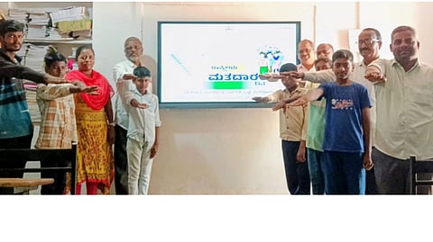 ನೀರಲಗಿ ಗ್ರಾಮದ ಸಹಿಪ್ರಾ ಶಾಲೆಯಲ್ಲಿ ರಾಷ್ಟ್ರೀಯ ಮತದಾರರ ದಿನದ ನಿಮಿತ್ತ ಪ್ರತಿಜ್ಞಾವಿಧಿ ಬೋಧಿಸಲಾಯಿತು. ಮುಖ್ಯಶಿಕ್ಷಕ ರಾಮಚಂದ್ರಗೌಡ ಗೊಂಡಬಾಳ, ಶಿಕ್ಷಕರಾದ ಕೃಷ್ಣಪ್ಪ ತಳಕಲ್, ಹನುಮಂತಪ್ಪ ಕಟಂಬ್ಲಿ, ಅಂದಪ್ಪ ಹಾರೋಗೇರಿ, ಮಲ್ಲಪ್ಪ ಕುರಿ, ಆಶಾಬಿ ಹಡಗಲಿ ಇತರರಿದ್ದರು.