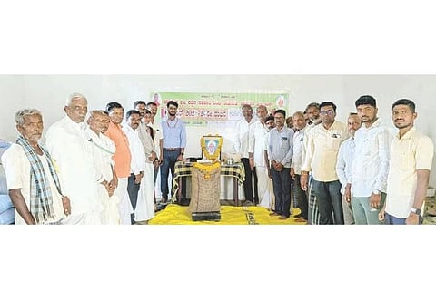 ಅಳವಂಡಿ ಪ್ರಾಥಮಿಕ ಕೃಷಿ ಪತ್ತಿನ ಸಹಕಾರ ಸಂಘದಲ್ಲಿ ಬೆಂಬಲ ಬೆಲೆ ಯೋಜನೆಯಡಿ  ಕಡಲೆ ಖರೀದಿ ಕೇಂದ್ರಕ್ಕೆ ಚಾಲನೆ ನೀಡಲಾಯಿತು. ಪ್ರಮುಖರಾದ ಗುರುರಾಜ, ಪರಪ್ಪ, ಗುರುಬಸವರಾಜ, ರಾಮರೆಡ್ಡಿ, ಹನುಮಂತಪ್ಪ, ಸೋಮರೆಡ್ಡಿ ಇತರರು ಇದ್ದರು. 