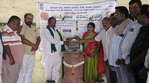 ಅಣ್ಣಿಗೇರಿ ಎಪಿಎಂಸಿ ಮಾರುಕಟ್ಟೆ ಆವರಣದಲ್ಲಿ  ಕಡಲೆ ಕಾಳು ಖರೀದಿ ಕೇಂದ್ರಕ್ಕೆ ಶಾಸಕ ಎನ್.ಎಚ್. ಕೋನರಡ್ಡಿ ಮಂಗಳವಾರ ಚಾಲನೆ ನೀಡಿದರು