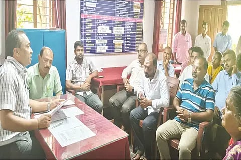 ಆನಂದಪುರ ನಾಡಕಚೇರಿಯಲ್ಲಿ ಉಪ ತಹಸೀಲ್ದಾರ್ ಶಾಂತಮೂರ್ತಿ ಪಿಂಚಣಿ ಅದಾಲತ್ ನಡೆಸಿದರು. ಕವಿರಾಜ್, ಸಾರ್ವಜನಿಕರು ಇದ್ದರು.