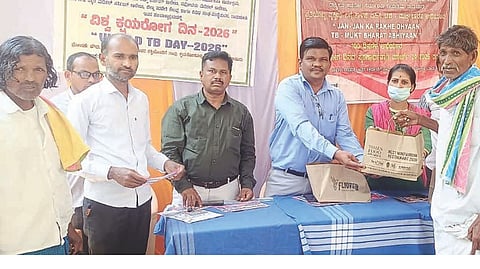 ಅರಕೇರಾ ಸಮುದಾಯ ಆರೋಗ್ಯ ಕೇಂದ್ರದಲ್ಲಿ ಹಮ್ಮಿಕೊಂಡಿದ್ದ ಕ್ಷಯ ರೋಗ ದಿನ ಕಾರ್ಯಕ್ರಮದಲ್ಲಿ ವೈದ್ಯಾಧಿಕಾರಿ ಡಾ.ಜ್ಯೋತಿ ಹಿರೇಮಠ ಕ್ಷಯ ರೋಗ ಸೋಂಕಿತರಿಗೆ ಪೌಷ್ಟಿಕ ಆಹಾರ ಕಿಟ್ ವಿತರಿಸಿದರು. ಜಿಲ್ಲಾ ಕಾರ್ಯಕ್ರಮ ಸಂಯೋಜಕ ಅಮರೇಶ ಕುಮಾರ, ಕ್ಷಯ ಮೇಲ್ವಿಚಾರಕ ಭೀಮೇಶ್, ಎಲ್‌ಟಿಒ ರವಿಚಂದ್ರ, ಎಕ್ಸ್-ರೇ ತಂತ್ರಜ್ಞೆ ಶಿರೀನಾ ಬೇಗಂ, ಎನ್‌ಸಿಡಿ ಸಮಾಲೋಚಕರಾದ ಉಮೇಶ್ ನಾಯಕ, ಜಾವಿದ್, ಯಂಕೋಬ ಇತರರಿದ್ದರು.