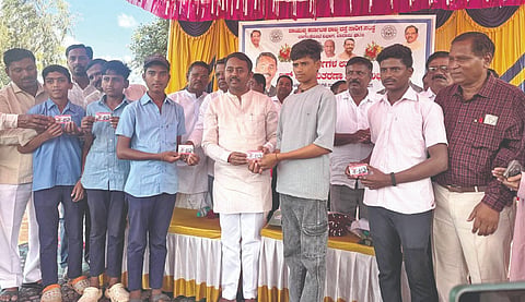  ಬಾದಾಮಿ ಪಟ್ಟಣದಲ್ಲಿ ಶಾಸಕ ಭೀಮಸೇನ ಚಿಮ್ಮನಕಟ್ಟಿ ವಿದ್ಯಾರ್ಥಿಗಳಿಗೆ ಬಸ್ ಪಾಸ್ ವಿತರಿಸಿದರು. ನಗರ ಯೋಜನಾ ಪ್ರಾಧಿಕಾರದ ಅಧ್ಯಕ್ಷ ಶಿವುಕುಮಾರ ಹಿರೇಮಠ, ಗ್ಯಾರಂಟಿ ಯೋಜನೆಗಳ ತಾಲೂಕು ಅಧ್ಯಕ್ಷ ಎಂ.ಎಂ. ಬೂದಿಹಾಳ, ಘಟಕ ವ್ಯವಸ್ಥಾಪಕ ಅಶೋಕ ಕೋರಿ ಇದ್ದರು.