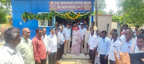 water ಬೇತಮಂಗಲದಲ್ಲಿ ಶುದ್ಧ ಕುಡಿಯುವ ನೀರಿನ ಘಟಕಕ್ಕೆ ಶಾಸಕಿ ರೂಪಕಲಾ ಚಾಲನೆ ನೀಡಿದರು. ಗ್ರಾಮಾಂತರ ಬ್ಲಾಕ್​ ಕಾಂಗ್ರೆಸ್​ ಅಧ್ಯಕ್ಷ ನಾಗರಾಜ್​, ಹಿರಿಯ ಮುಖಂಡ ಕವರಗನಹಳ್ಳಿ ಕೃಷ್ಣಗೌಡ, ಗ್ರಾಪಂ ಮಾಜಿ ಅಧ್ಯಕ್ಷ ಪ್ರಸನ್ನ, ಹಂಗಳ ರಮೇಶ್​, ವಿಶ್ವನಾಥ್​, ರಮಣರೆಡ್ಡಿ, ಸತೀಶ್​ ಇದ್ದರು. 