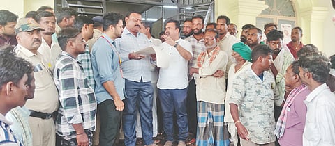 ಶಿಗ್ಗಾಂವಿ ತಾಲೂಕಿನ ಗಂಗ್ಯಾನೂರ ಗ್ರಾಮಸ್ಥರು ಅಂತ್ಯ ಸಂಸ್ಕಾರಕ್ಕೆ ಜಾಗ ನೀಡುವಂತೆ ಒತ್ತಾಯಿಸಿ ಶವದ ಜತೆ ತಹಸೀಲ್ದಾರ್ ಕಚೇರಿ ಮುಂದೆ ಪ್ರತಿಭಟನೆ ನಡೆಸಿದರು. ಪರಸುರಾಮ ಸೊನ್ನದ, ಪಿಎಸ್‌ಐ ವೈ.ಕೆ.ಹಿರಗಣ್ಣನವರ, ಗಣೇಶ ಸವಣೂರ ಇದ್ದರು. ಪೋಟೊ: 25-ಬಿಎನ್‌ಕೆ-1ಎ. ಮೃತ ಶೇಕಪ್ಪ ಇಂಗಳಗಿ ಶವ.