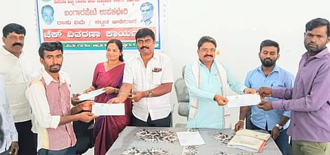ಎಸ್​.ಎನ್​.ನಾರಾಯಣಸ್ವಾಮಿ ಪರಿಹಾರ ಧನದ ಚೆಕ್​ ವಿತರಿಸಿದರು Meeting 