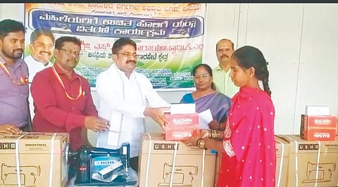 ಮಹಿಳೆಯರಿಗೆ ಉಚಿತ ರಾಟೆ ಯಂತ್ರ ವಿತರಣೆ women