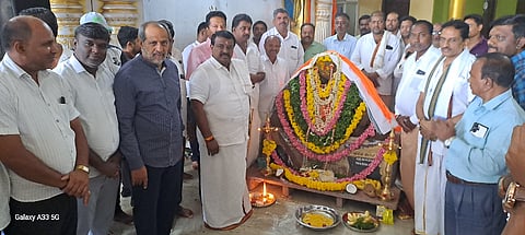 ಪಟ್ಟಣದ ಶ್ರೀ ಪ್ರಸನ್ನ ಗಣಪತಿ ಸೇವಾ ಸಮಿತಿ ವತಿಯಿಂದ ಗಣಪತಿ ಮೂರ್ತಿ ತಯಾರಿಕೆಗೆ ಮಣ್ಣಿನ ಪೂಜೆಯನ್ನು ಶಾಸಕ ಸಿ.ಎನ್.ಬಾಲಕೃಷ್ಣ ನೆರವೇರಿಸಿದರು. ಸಿ.ಆರ್. ಚಿದಾನಂದ್,  ರಾಧಾಕೃಷ್ಣ, ಸುಲೋಚನಾ ರಾಧಾಕೃಷ್ಣ ಇತರರಿದ್ದರು. 