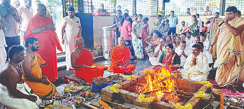 ಚನ್ನರಾಯಪಟ್ಟಣ ತಾಲೂಕಿನ ಕುಂದೂರು ಮಠದಲ್ಲಿ ಸುಬ್ರಹ್ಮಣ್ಯೇಶ್ವರ ರಂಗನಾಥ ಸ್ವಾಮಿ ಜಾತ್ರಾ ಮಹೋತ್ಸವಕ್ಕೆ ಆದಿಚುಂಚನಗಿರಿ ಮಠದ ಪೀಠಾಧ್ಯಕ್ಷ ಶ್ರೀನಿರ್ಮಲಾನಂದನಾಥ ಸ್ವಾಮೀಜಿ ಧ್ವಜಾರೋಹಣ ನೆರವೇರಿಸಿ ಚಾಲನೆ ನೀಡಿದರು.
