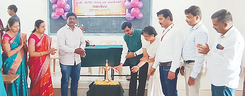 ನಂಜನಗೂಡು ತಾಲೂಕಿನ ದೊಡ್ಡಕವಲಂದೆ ಗ್ರಾಮದ ಸರ್ಕಾರಿ ಪದವಿ ಪೂರ್ವ ಕಾಲೇಜಿನಲ್ಲಿ ಶನಿವಾರ ಹಮ್ಮಿಕೊಂಡಿದ್ದ ಸಾಂಸ್ಕೃತಿಕ ಮತ್ತು ಕ್ರೀಡಾ ಚಟುವಟಿಕೆಗಳ ಉದ್ಘಾಟನಾ ಸಮಾರಂಭದಲ್ಲಿ ಚಿಕ್ಕಮಳಲಿ ಆರ್. ಮಹದೇವ, ಸೋಮಶೇಖರ, ನಾಗಲಿಂಗಪ್ರಭು, ಮೇನಕಾರಾಣಿ, ಹೇಮಾ ಇತರರು ಇದ್ದರು.