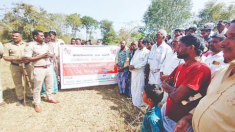 ಗುಂಡ್ಲುಪೇಟೆ ತಾಲೂಕಿನ ದೇಪಾಪುರ ಗ್ರಾಮದಲ್ಲಿ ಅಪರಾಧತಡೆ ಮಾಸಾಚರಣೆ ಮತ್ತು ರಸ್ತೆ ಸುರಕ್ಷತಾ ಸಪ್ತಾಹದ ಅಂಗವಾಗಿ ಗುರುವಾರ ಆಯೋಜಿಸಿದ್ದ ಜಾಗೃತಿ ಕಾರ್ಯಕ್ರಮದಲ್ಲಿ ಸಬ್‌ಇನ್ಸ್‌ಪೆಕ್ಟರ್ ಮಹೇಶ್ ಮಾತನಾಡಿದರು.