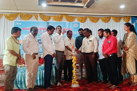 ದೇವದುರ್ಗದಲ್ಲಿ ಹಮ್ಮಿಕೊಂಡಿದ್ದ ವಂದೇಮಾತರಂ ಗೀತೆಯ 150ನೇ ವರ್ಷಾಚರಣೆ ಕಾರ್ಯಕ್ರಮವನ್ನು ಶಿರಸ್ತೇದಾರ್ ಭೀಮರಾಯ ಮೇಟಿ ಉದ್ಘಾಟಿಸಿದರು. ಪುರಸಭೆ ಮುಖ್ಯಾಧಿಕಾರಿ ಕೆ.ಹಂಪಯ್ಯ, ಪ್ರಾಧ್ಯಾಪಕ ಡಾ.ಸುಭಾಷ್ ಚಂದ್ರಪಾಟೀಲ್, ಪ್ರಾಚಾರ್ಯ ಸಿದ್ದಯ್ಯ ಸ್ವಾಮಿ, ಪತ್ರಕರ್ತರ ಸಂಘದ ತಾಲೂಕು ಅಧ್ಯಕ್ಷ ನರಸಿಂಗ್ ರಾವ್ ಸರ್ಕಿಲ್ ಇತರರಿದ್ದರು.