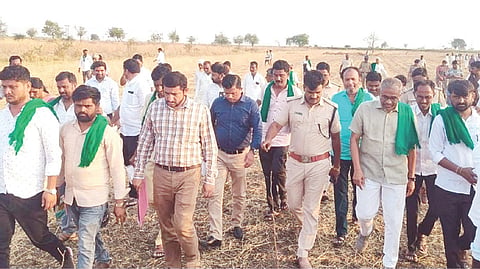 ಆಲಿಕಲ್ಲು ಮಳೆಯಿಂದ ಬೆಳೆಹಾನಿಯಾದ ದೇವದುರ್ಗ ತಾಲೂಕಿನ ಪರ್ತಾಪುರಗೆ ರಾಜ್ಯ ರೈತ ಸಂಘ ಹಾಗೂ ಹಸಿರುಸೇನೆ ಅಧ್ಯಕ್ಷ ಕೋಡಿಹಳ್ಳಿ ಚಂದ್ರಶೇಖರ ಭೇಟಿನೀಡಿ ಪರಿಶೀಲಿಸಿದರು. ಜಿಲ್ಲಾಧ್ಯಕ್ಷ ಶಿವಪುತ್ರಪ್ಪಗೌಡ, ಮಲ್ಲೇಶ್ ನಾಯಕ, ತಾಲೂಕು ಅಧ್ಯಕ್ಷ ಮರಿಲಿಂಗ ಪಾಟೀಲ್, ಪ್ರಮುಖರಾದ ಉಮಾದೇವಿ ನಾಯಕ, ಬಸವರಾಜ್ ಗೋಡಿಹಾಳ ಇದ್ದರು.