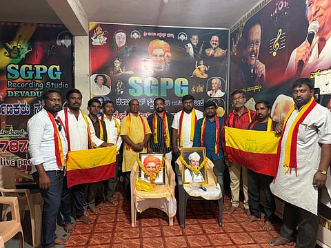 ದೇವದುರ್ಗದಲ್ಲಿ ವರನಟ ಡಾ.ರಾಜಕುಮಾರ್ ಜನ್ಮದಿನ ಆಚರಿಸಲಾಯಿತು. ಕಸಾಪ ತಾಲೂಕು ಅಧ್ಯಕ್ಷ ಎಚ್.ಶಿವರಾಜ್, ಪ್ರಮುಖರಾದ ಲಿಂಗಯ್ಯ, ಮುರುಗೇಂದ್ರ ಸ್ವಾಮಿ, ನಾಗರೆಡ್ಡಿ ಹೂಗಾರ್, ನಾಗರಾಜ ಮಸ್ಕಿ, ಸಾಬಯ್ಯ ನಾಯಕ ಇತರರಿದ್ದರು.