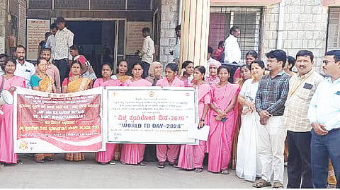 ದೇವದುರ್ಗದ ಸಾರ್ವಜನಿಕ ಕ್ಲಬ್ ಮೈದಾನದಲ್ಲಿ ವಿಶ್ವ ಕ್ಷಯರೋಗ ದಿನ ಹಾಗೂ ಜಾಗೃತಿ ಜಾಥಾ ಅಭಿಯಾನ ಹಮ್ಮಿಕೊಳ್ಳಲಾಗಿತ್ತು. ವೈದ್ಯಾಧಿಕಾರಿ ಡಾ.ಗಂಗಾಧರ್, ಆಯುಷ್ ವೈದ್ಯಾಧಿಕಾರಿ ಡಾ.ನಿರ್ಮಲಾ, ಡಾ.ನಾಗರಾಜ್, ಸಿಬ್ಬಂದಿ ಚನ್ನಬಸಯ್ಯ ಸ್ವಾಮಿ, ಕ್ಷಯರೋಗ ಮೇಲ್ವಿಚಾರಕ ರವಿ ಶುಕ್ಲ ಇತರರಿದ್ದರು.