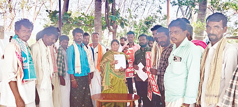ದೇವದುರ್ಗದಲ್ಲಿ  ಶಾಸಕಿ ಕರೆಮ್ಮ ಜಿ.ನಾಯಕಗೆ ಅಖಿಲ ಭಾರತ ರೈತ ಕಾರ್ಮಿಕರ ಸಂಘಟನೆ ಮನವಿ ಸಲ್ಲಿಸಿತು.