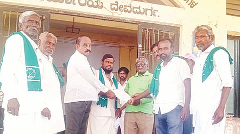 ದೇವದುರ್ಗದಲ್ಲಿ ಗ್ರೇಡ್-2 ತಹಸೀಲ್ದಾರ್ ಪರಶುರಾಮಗೆ ರಾಜ್ಯ ರೈತ ಸಂಘದಿಂದ ಮನವಿ ಸಲ್ಲಿಸಲಾಯಿತು. ಜಿಲ್ಲಾಧ್ಯಕ್ಷ ಪ್ರಭಾಕರ ಪಾಟೀಲ್ ಇಂಗಳದಾಳ, ಜಿಲ್ಲಾ ಉಪಾಧ್ಯಕ್ಷ ಹನುಮಗೌಡ ನಾಯಕ, ತಾಲೂಕು ಅಧ್ಯಕ್ಷ ಹಾಜಿಮಸ್ತಾನ್, ಪ್ರಮುಖರಾದ ಹುಸೇನ್‌ಬಾಷಾ, ತಿಮ್ಮಣ್ಣ ನಾಯಕ ಸೋಮನಮರಡಿ ಇತರರಿದ್ದರು.