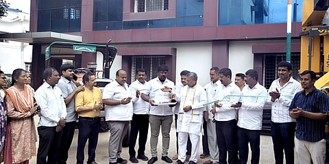 ದೇವನಹಳ್ಳಿಯಲ್ಲಿ ಹಮ್ಮಿಕೊಂಡಿದ್ದ ಕಾರ್ಯಕ್ರಮದಲ್ಲಿ ಸೈಲೇಜ್​ ಯಂತ್ರವನ್ನು ಸಚಿವ ಕೆ.ಎಚ್​. ಮುನಿಯಪ್ಪ ಉದ್ಘಾಟಿಸಿದರು. ಬೆಂಗಳೂರು ಸಹಕಾರ ಹಾಲು ಒಕ್ಕೂಟದ ನಿರ್ದೇಶಕ ಎಸ್​.ಪಿ. ಮುನಿರಾಜು, ಜಿಲ್ಲಾ ಗ್ಯಾರಂಟಿ ಯೋಜನೆಯ ಅಧ್ಯಕ್ಷ ಬಿ. ರಾಜಣ್ಣ, ಬಯಪ ಅಧ್ಯಕ್ಷ ವಿ. ಶಾಂತಕುಮಾರ್​, ನಿರ್ದೇಶಕ ಸಿ ಪ್ರಸನ್ನ ಕುಮಾರ್​ ಇದ್ದರು.