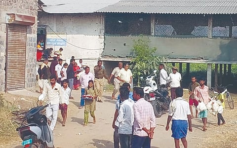 ಕೋಳಿ ಫಾಮರ್್​ನಲ್ಲಿದ್ದ ಕೋಳಿ ಹಾಗೂ ಮೊಟ್ಟೆಗಳನ್ನು ಹೊತ್ತೊಯ್ಯುವುದನ್ನು ಪೊಲೀಸರು ತಡೆದರು.
