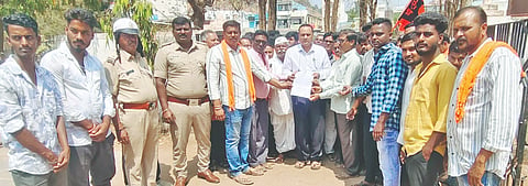 ಗಜೇಂದ್ರಗಡದಲ್ಲಿ ವಿಹಿಂಪ, ಬಜರಂಗದಳ ಹಾಗೂ ಕ್ಷತ್ರೀಯ ಮರಾಠಾ ಸಮಾಜದ ಕಾರ್ಯಕರ್ತರು ಬುಧವಾರ ಪ್ರತಿಭಟನೆ ನಡೆಸಿ ತಹಸೀಲ್ದಾರ್ ಕಿರಣಕುಮಾರ ಕುಲಕರ್ಣಿ ಅವರಿಗೆ ಮನವಿ ಸಲ್ಲಿಸಿದರು.