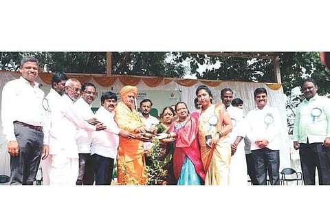 ಗಂಗಾವತಿ ಶ್ರೀ ಕೆಂದೋಳೆ ರಾಮಣ್ಣ ಕನ್ನಡ ಮತ್ತು ಆಂಗ್ಲ ಮಾಧ್ಯಮ ಶಾಲೆಯಲ್ಲಿ ಹಮ್ಮಿಕೊಂಡಿದ್ದ ಜಾನಪದ ಜಾತ್ರೆ ಕಾರ್ಯಕ್ರಮವನ್ನು ಹೆಬ್ಬಾಳ ಬೃಹನ್ಮಠದ ನಾಗಭೂಷಣ ಶಿವಾಚಾರ್ಯರು ಉದ್ಘಾಟಿಸಿದರು. ಗ್ರಾಪಂ ಅಧ್ಯಕ್ಷೆ ಮಂಜುಳಾ ಶಿವಪ್ಪ ಹತ್ತಿಮರದ, ಜಿಲ್ಲಾ ಪ್ರಾಚಾರ್ಯರ ಸಂಘದ ಅಧ್ಯಕ್ಷ ಬಸಪ್ಪ ನಾಗೋಲಿ, ತಾಲೂಕು ದೈಹಿಕ ಶಿಕ್ಷಣ ಪರಿವೀಕ್ಷಕಿ ಎಂ.ಸರಸ್ವತಿ ಜೂಡಿ, ಸಂಸ್ಥೆ ಅಧ್ಯಕ್ಷ ಶ್ರೀನಿವಾಸ ರಾವ್ ಕಲ್ಯಾಣಿ ಇತರರಿದ್ದರು.