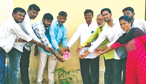 ಶಹಾಪುರ ತಾಲೂಕಿನ ಶೆಟ್ಟಿಕೇರಾದೊಡ್ಡಿ ಸರ್ಕಾರಿ ಶಾಲೆಯಲ್ಲಿ ಶುಕ್ರವಾರ ಸಸಿ ನೆಡುವ ಮೂಲಕ ಪರಿಸರ ಜಾಗೃತಿ ಕಾರ್ಯಕ್ರಮಕ್ಕೆ ಚಾಲನೆ ನೀಡಲಾಯಿತು. ಸಂತೋಷ ಆಚಾರ್ಯ, ಗಿರಿಗಾಂವ್ಕರ್ ಜಬ್ಬರ್, ಮಹೇಶ ವಾರದ, ಮೌನೇಶ ಆಚಾರ್ಯ, ನಿಂಗರೆಡ್ಡಿ ದೇವಿಕೇರಾ, ವಿನಾಯಕ, ರಿಯಾಜ್ ಅಹ್ಮದ್, ತಾಯಮ್ಮ ಇತರರಿದ್ದರು.