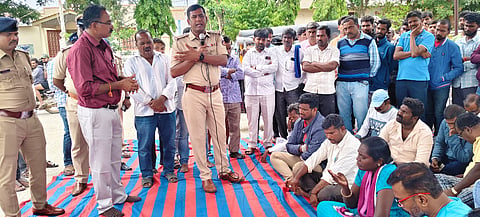 ಸಾರಿಗೆ ಬಸ್​ ಘಟಕ ಸ್ಥಾಪಿಸಲು ಒತ್ತಾಯಿಸಿ ಕರೆದಿದ್ದ ಬಂದ್​ನಲ್ಲಿ ಅಧಿಕಾರಿಗಳಿಗೆ ಪ್ರತಿಭಟನಾಕಾರರು ಮನವಿ ಸಲ್ಲಿಸಿದರು. 