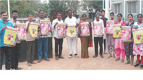 ಹನುಮಸಾಗರದಲ್ಲಿ ಸಖಿ ಒನ್ ಸ್ಟಾಪ್‌ಸೆಂಟರ್ ಒಂದೇ ಸೂರಿನಡಿ ಸಮಗ್ರ ಪರಿಹಾರ ಜಾಗೃತಿ ಕಾರ್ಯಕ್ರಮದಲ್ಲಿ ಪೋಸ್ಟರ್ ಪ್ರದರ್ಶಿಸಲಾಯಿತು. ಸಖಿ ಕೇಂದ್ರ ಮುಖ್ಯಸ್ಥೆ ಯಮನಮ್ಮ ಬೇಸ್ತರ, ಪ್ರಮುಖರಾದ ಸೂಚಪ್ಪ ದೇವರಮನಿ, ಮಹಾಂತೇಶ ಗವಾರಿ, ಶಂಕರ ಸಿಡ್ಲಬಾವಿ, ಏಕನಾಥ ಮೆದಿಕೇರಿ, ಸಖಿ ಕೇಂದ್ರದ ಸಿಬ್ಬಂದಿ ಇದ್ದರು.