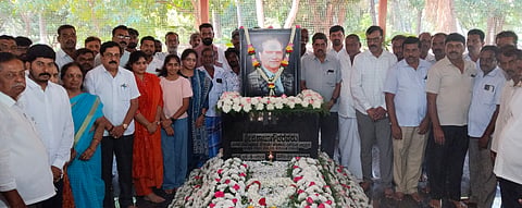 ಹನೂರಿನ ದೊಡ್ಡಿಂದುವಾಡಿ ಗ್ರಾಮದ ತೋಟದಲ್ಲಿ ದಿ.ರಾಜುಗೌಡ ಅವರ 22ನೇ ವರ್ಷದ ಪುಣ್ಯ ಸ್ಮರಣೆ ಕಾರ್ಯಕ್ರಮ ನಡೆಯಿತು. ಆರ್.ನರೇಂದ್ರ, ಆಶಾ, ನವನೀತ್, ನಂಜುಂಡಸ್ವಾಮಿ, ಮಾದೇಶ್ ಇತರರು ಇದ್ದರು. 