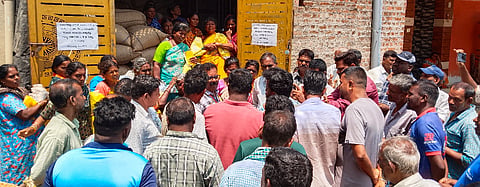 ಸಮರ್ಪಕ ಪಡಿತರ ವಿತರಿಸದಿರುವುನ್ನು ಖಂಡಿಸಿ ಮಂಗಲ ಗ್ರಾಮದಲ್ಲಿ ಪಡಿತರದಾರರು ನ್ಯಾಯಬೆಲೆ ಅಂಗಡಿ ಮುಂಭಾಗ ದಿಢೀರ್ ಪ್ರತಿಭಟನೆ ನಡೆಸಿದರು. 