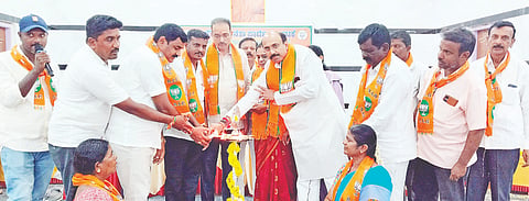 ಹನೂರಿನಲ್ಲಿ ಆಯೋಜಿಸಿದ್ಧ ಎಸ್‌ಐಆರ್ ಪರಿಶೀಲನಾ ಸಭೆಯನ್ನು ಜನಧ್ವನಿ ಬಿ.ವೆಂಕಟೇಶ್ ಉದ್ಘಾಟಿಸಿದರು. ಮಲ್ಲಿಕಾರ್ಜುನಪ್ಪ, ಆಶ್ವಿನಿ, ಬಾಲಸುಬ್ರಹ್ಮಣ್ಯಂ, ವೃಷಭೇಂದ್ರಸ್ವಾಮಿ, ಲೋಕೇಶ್ ಜತ್ತಿ ಇತರರಿದ್ದರು. 