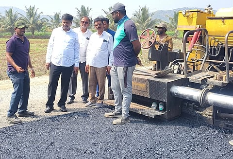 ಅಜ್ಜೀಪುರದ ಬಳಿ ಕೈಗೊಂಡಿರುವ ರಸ್ತೆ ನಿರ್ಮಾಣ ಕಾಮಗಾರಿಯನ್ನು ಶಾಸಕ ಎಂ.ಆರ್ ಮಂಜುನಾಥ್ ಪರಿಶೀಲಿಸಿದರು. ನಂದೀಪ್, ಮಂಜೇಶ್, ಮಹಾದೇವ ಇತರರು ಇದ್ದರು. 