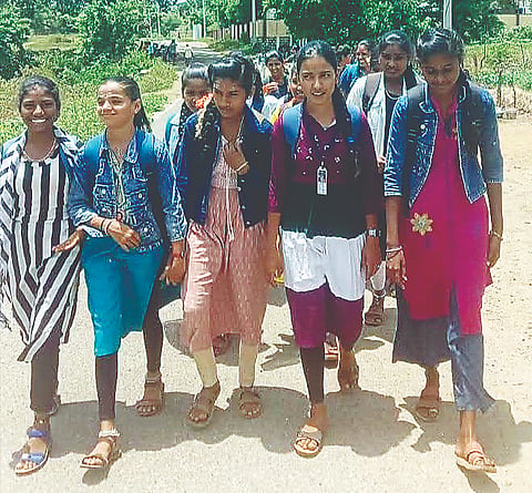 ಕೊಪ್ಪ ಭಾಗದಿಂದ ಮಿಣ್ಯಂ ಸರ್ಕಾರಿ ಪ್ರೌಢಶಾಲೆಗೆ ಕಾಲ್ನಡಿಗೆಯಲ್ಲಿ ತೆರಳುತ್ತಿರುವ ವಿದ್ಯಾರ್ಥಿಗಳು.