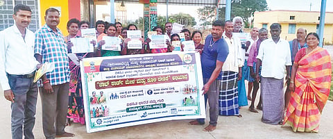 ಚನ್ನಾಲಿಂಗನಹಳ್ಳಿಯಲ್ಲಿ ವಿಬಿ ಜಿ ರಾಮ್ ಜಿ ಯೋಜನೆಯ ಜಾಬ್‌ಕಾರ್ಡ್ ಮೇಳ ಅಭಿಯಾನ ಆಯೋಜಿಸಲಾಗಿತ್ತು. ಲಿಂಗರಾಜು, ಅಂಕರಾಜು, ಮಹದೇವ, ಪಾಪಮ್ಮ ಇತರರಿದ್ದರು. 