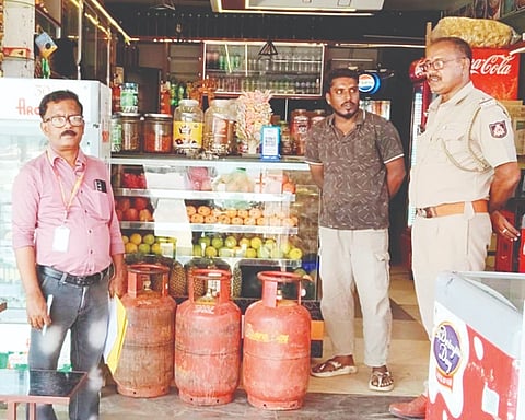 ಹನೂರಿನಲ್ಲಿ ಅಂಗಡಿಗಳ ಮೇಲೆ ಅಧಿಕಾರಿಗಳ ತಂಡ ದಿಢೀರ್ ದಾಳಿ ನಡೆಸಿ ಗೃಹ ಬಳಕೆ ಸಿಲಿಂಡರನ್ನು ವಶಕ್ಕೆ ಪಡೆಯಿತು. ವಿಷ್ಣುಮೂರ್ತಿ, ಶಿವರಾಜ್, ಸೋಮಣ್ಣ ಇದ್ದರು. 