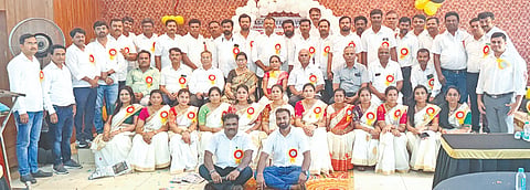 /ಹುಮನಾಬಾದ್​ ತಾಲೂಕಿನ ಹಳ್ಳಿಖೇಡ (ಬಿ)ದ ಬಸವತೀರ್ಥ ವಿದ್ಯಾಪಿಠದ ಪ್ರಾಥಮಿಕ ಹಾಗೂ ಪ್ರೌಢಶಾಲೆಯ 2000ನೇ ಸಾಲಿನ ಹಳೆಯ ವಿದ್ಯಾರ್ಥಿಗಳಿಂದ ಭಾನುವಾರ ಆಯೋಜಿಸಿದ್ದ  ಗುರುವಂದನೆ ಹಾಗೂ ಸ್ನೇಹ ಸಮ್ಮಿಲನ ಕಾರ್ಯಕ್ರಮದಲ್ಲಿ ಆಡಳಿತಾಧಿಕಾರಿ ಗುಂಡಯ್ಯ ತೀರ್ಥ, ಸುಂದರರಾಜ, ಸುಭಾಷ ಗಂಗಾ, ಮಧುಕರ ದೇಶಪಾಂಡೆ, ಶಿವಶಂಕರ ಬೇಟಗೇರಿ, ವಿದ್ಯಾವತಿ ತೀರ್ಥ, ಶೋಭಾವತಿ ಇತರರಿದ್ದರು.