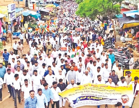 ನೀಟ್​ ಪ್ರಶ್ನೆಪತ್ರಿಕೆ ಸೋರಿಕೆ ಖಂಡಿಸಿ ಹುಮನಾಬಾದ್​ನಲ್ಲಿ  ಶನಿವಾರ ತಾಲೂಕು ಶಾಲಾ- ಕಾಲೇಜು ಆಡಳಿತ ಮಂಡಳಿ ಒಕ್ಕೂಟದಿಂದ ಬೃಹತ್​ ಪ್ರತಿಭಟನೆ ನಡೆಸಲಾಯಿತು. ಮಾಜಿ ಸಚಿವ ರಾಜಶೇಖರ ಪಾಟೀಲ್​, ವಿಧಾನ ಪರಿಷತ್​ ಸದಸ್ಯ ಹಾಗೂ ಒಕ್ಕೂಟದ ಅಧ್ಯಕ್ಷ ಭೀಮರಾವ ಪಾಟೀಲ್​, ಪ್ರಮುಖರಾದ ಅಂಕುಶ ಗೋಖಲೆ, ರಮೇಶ ಗಾದಾ, ಬಾಬು ಟೈಗರ್​, ರಾಜಕುಮಾರ ಭೂರೇಶ ಇತರರಿದ್ದರು.