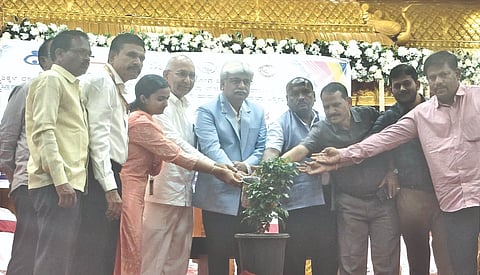ಹುಮನಾಬಾದ್​ ತಾಲೂಕಿನ ಮಾಣಿಕನಗರದಲ್ಲಿ ಮಕ್ಕಳ ಹಕ್ಕುಗಳ ರಕ್ಷಣೆ ಕುರಿತು ಸೋಮವಾರ ಕರೆದಿದ್ದ ಸಭೆಯನ್ನು ರಾಜ್ಯ ಮಕ್ಕಳ ಹಕ್ಕುಗಳ ರಕ್ಷಣಾ ಆಯೋಗದ ಸದಸ್ಯ ಡಾ.ಜಗನ್ನಾಥ ಹಲಮಡಗಿ ಉದ್ಘಾಟಿಸಿದರು. ಬಸವಕುಮಾರ ಪಾಟೀಲ್​, ಲಿಂಗರಾಜ ಅರಸ್​, ವಿಠ್ಠಲ ಸೇಡಂಕರ ಇತರರಿದ್ದರು.