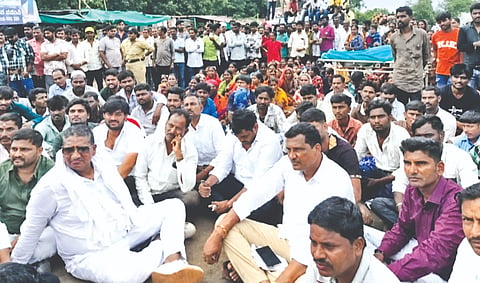 ದುಬಲಗುಂಡಿ ರಸ್ತೆಯಲ್ಲಿ ಮೃತದೇಹದೊಂದಿಗೆ ಗ್ರಾಮಸ್ಥರು ಶನಿವಾರ ಪ್ರತಿಭಟನೆ ನಡೆಸುತ್ತಿರುವ ಸ್ಥಳಕ್ಕೆ ಶಾಸಕ ಡಾ.ಸಿದ್ದಲಿಂಗಪ್ಪ ಪಾಟೀಲ್​, ಎಂಎಲ್​ಸಿ ಭೀಮರಾವ ಪಾಟೀಲ್​ ಭೇಟಿ ನೀಡಿ ಅಹವಾಲು ಆಲಿಸಿದರು.