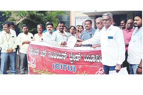 ಹಗರಿಬೊಮ್ಮನಹಳ್ಳಿ ಸಿಐಟಿಯು ತಾಲೂಕು ಪದಾಧಿಕಾರಿಗಳು ಜೆಸ್ಕಾಂ ಇಇ ರಾಘವೇಂದ್ರ, ಎಇಇ ನಾಗರಾಜ ಕುರೆಕುಪ್ಪೆ ಅವರಿಗೆ ಮನವಿ ಸಲ್ಲಿಸಿದರು. ಸಿಐಟಿಯು ರಾಜ್ಯ ಉಪಾಧ್ಯಕ್ಷ ಆರ್.ಎಸ್.ಬಸವರಾಜ ತಾಲೂಕು ಸಂಚಾಲಕ ಎಸ್.ಜಗನ್ನಾಥ ಮತ್ತಿತರರು ಇದ್ದರು.